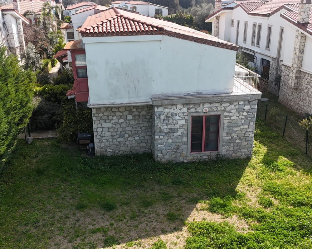 URLA KUŞÇULAR BAĞYOLU EVLERİNDE 2+1 DUBLEKS BÜYÜK BAHÇELİ VİLLA.