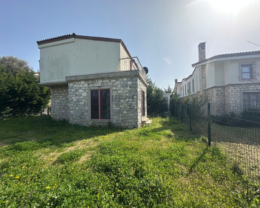 URLA KUŞÇULAR BAĞYOLU EVLERİNDE 2+1 DUBLEKS BÜYÜK BAHÇELİ VİLLA.