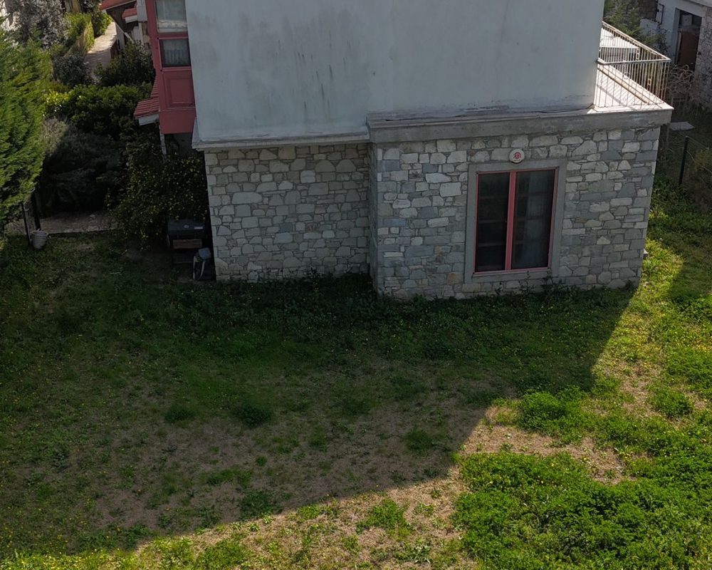 URLA KUŞÇULAR BAĞYOLU EVLERİNDE 2+1 DUBLEKS BÜYÜK BAHÇELİ VİLLA.