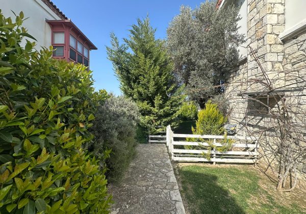 URLA KUŞÇULAR BAĞYOLU EVLERİNDE 2+1 DUBLEKS BÜYÜK BAHÇELİ VİLLA. küçük görsel