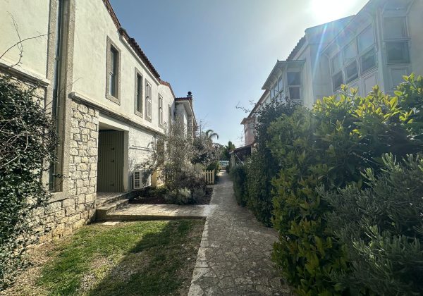 URLA KUŞÇULAR BAĞYOLU EVLERİNDE 2+1 DUBLEKS BÜYÜK BAHÇELİ VİLLA. küçük görsel