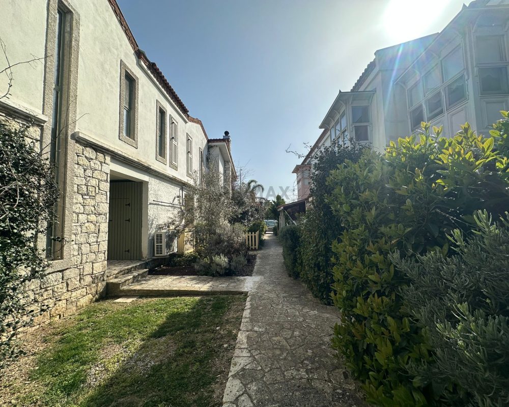 URLA KUŞÇULAR BAĞYOLU EVLERİNDE 2+1 DUBLEKS BÜYÜK BAHÇELİ VİLLA.