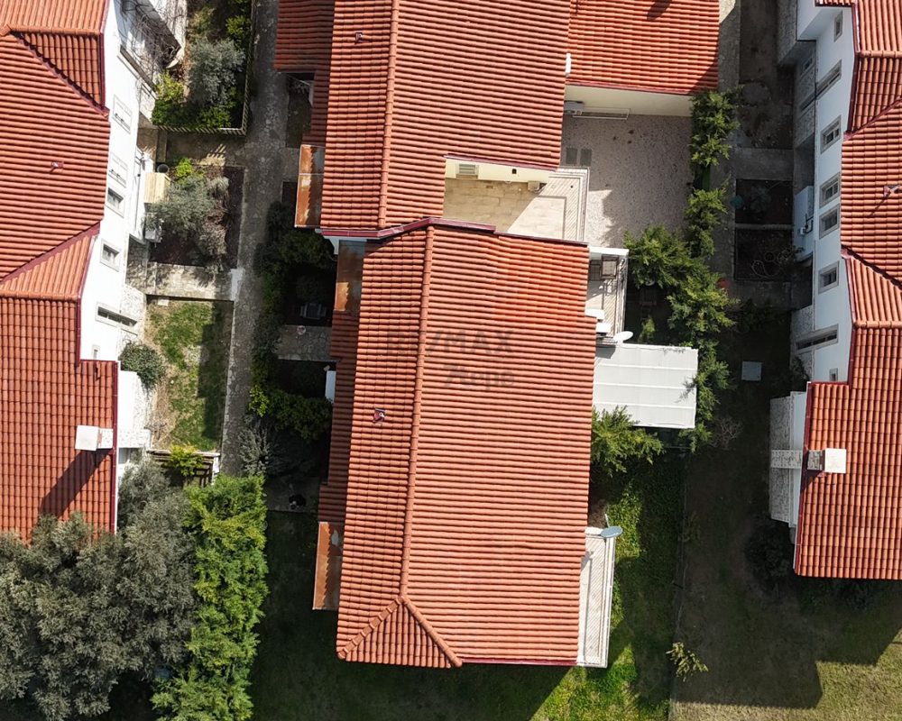 URLA KUŞÇULAR BAĞYOLU EVLERİNDE 2+1 DUBLEKS BÜYÜK BAHÇELİ VİLLA.