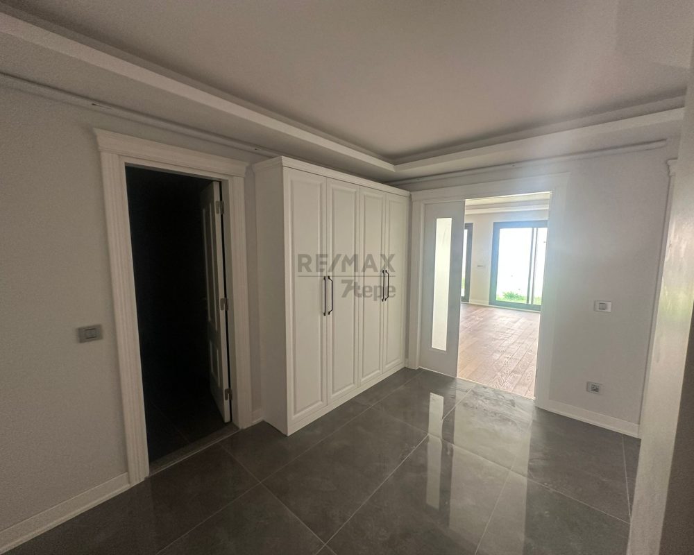 ÇETIN EMEÇ'TE SATILIK TRIPLEKS 4+1 BAHÇELİ VE TERASLI DAİRE