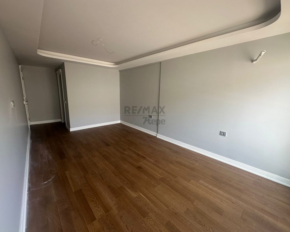 ÇETIN EMEÇ'TE SATILIK TRIPLEKS 4+1 BAHÇELİ VE TERASLI DAİRE