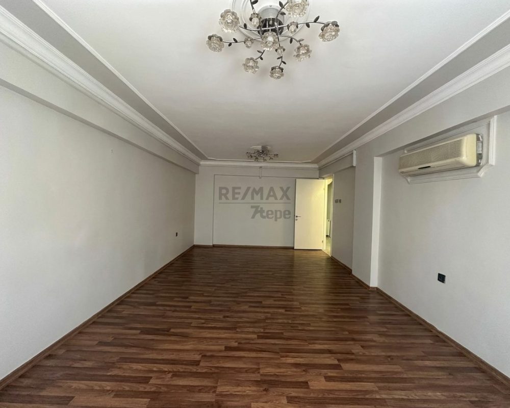 Yeşilyurt Ulu Önderde Yenilenmiş Modern 3+1 ara kat daire.