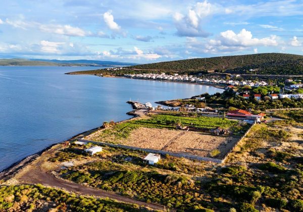 URLA GÜLBAHÇEDE DENIZE SIFIR 6.079 M² TURIZM İMARLI ARSA. küçük görsel