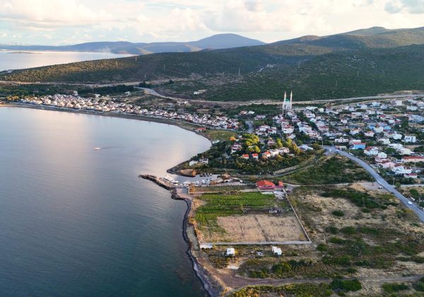 URLA GÜLBAHÇEDE DENIZE SIFIR 6.079 M² TURIZM İMARLI ARSA. küçük görsel