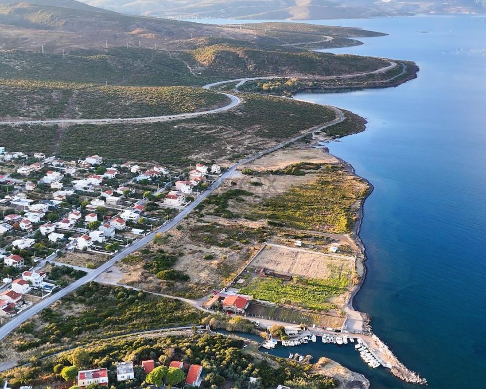 URLA GÜLBAHÇEDE DENIZE SIFIR 6.079 M² TURIZM İMARLI ARSA.