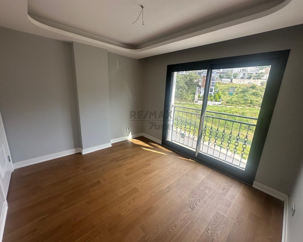 ÇETIN EMEÇ'TE SATILIK 5+2 IKIZ VILLA.