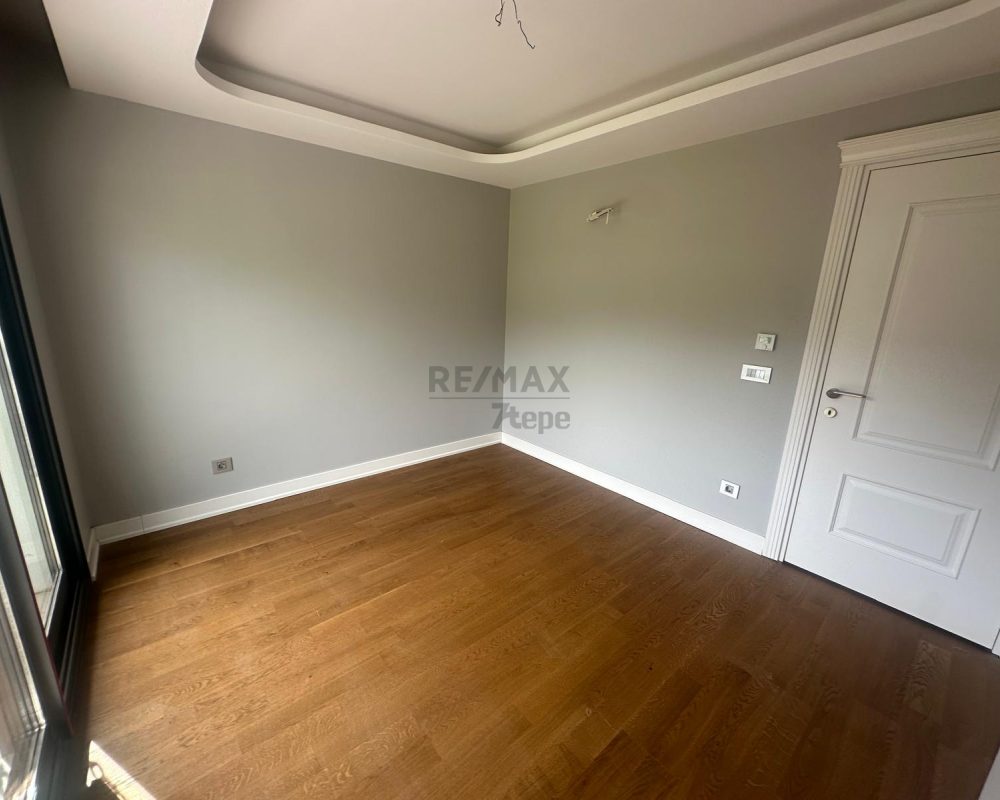 ÇETIN EMEÇ'TE SATILIK 5+2 IKIZ VILLA.