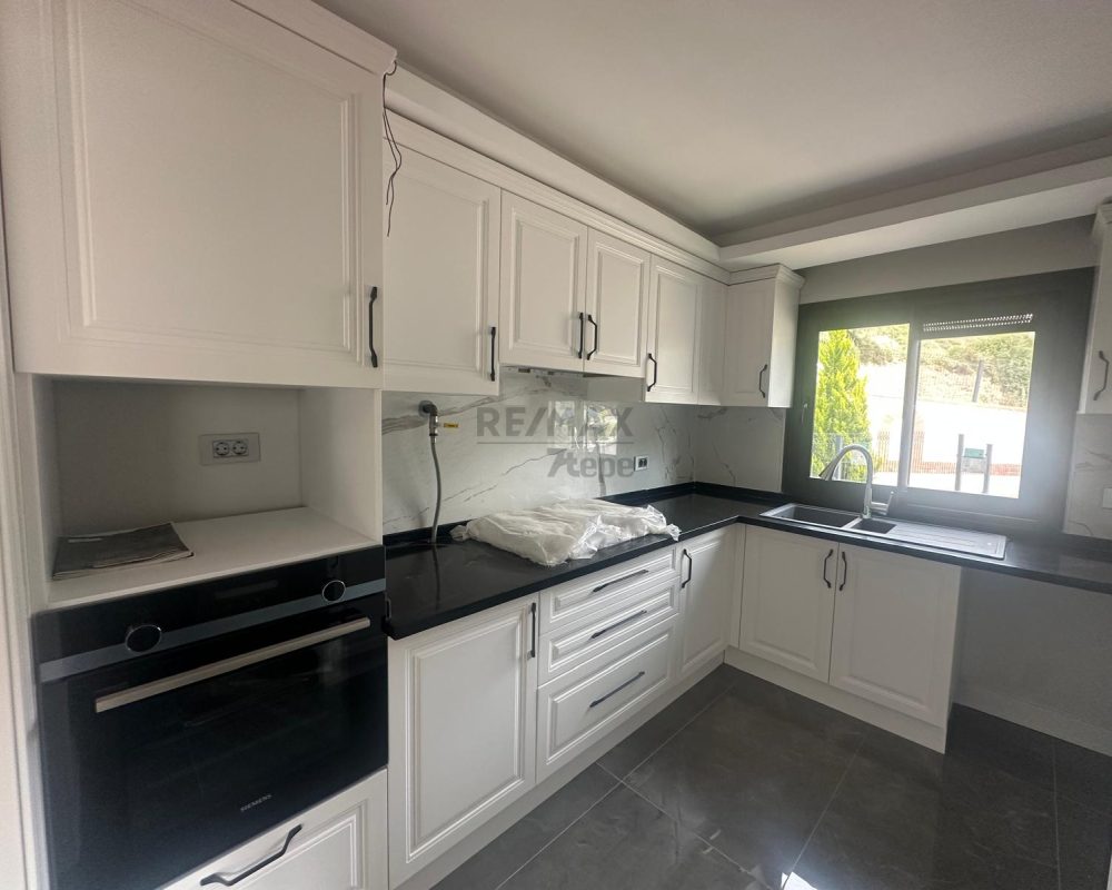 ÇETIN EMEÇ'TE SATILIK 5+2 IKIZ VILLA.