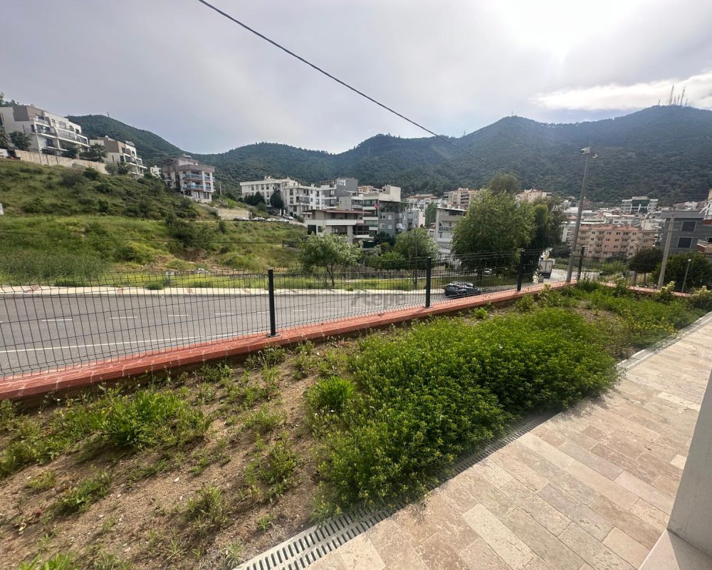 ÇETIN EMEÇ'TE SATILIK 5+2 IKIZ VILLA.