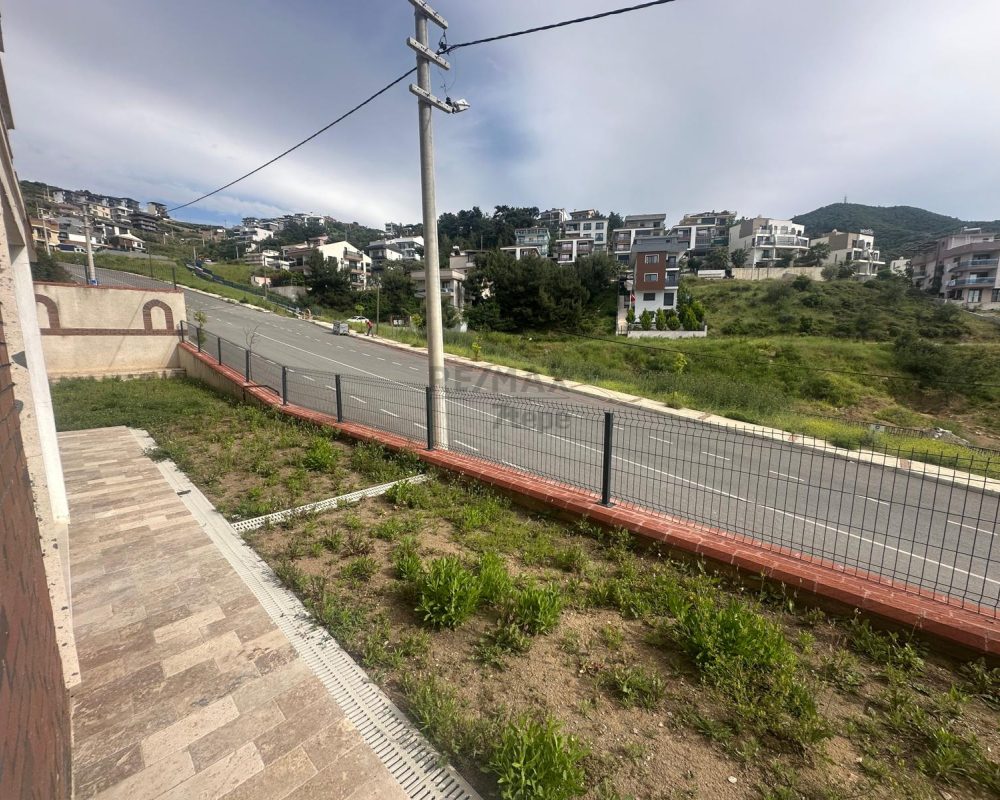 ÇETIN EMEÇ'TE SATILIK 5+2 IKIZ VILLA.