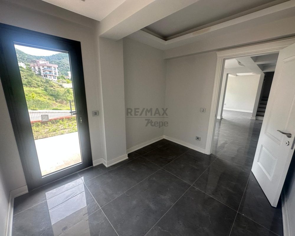 ÇETIN EMEÇ'TE SATILIK 5+2 IKIZ VILLA.