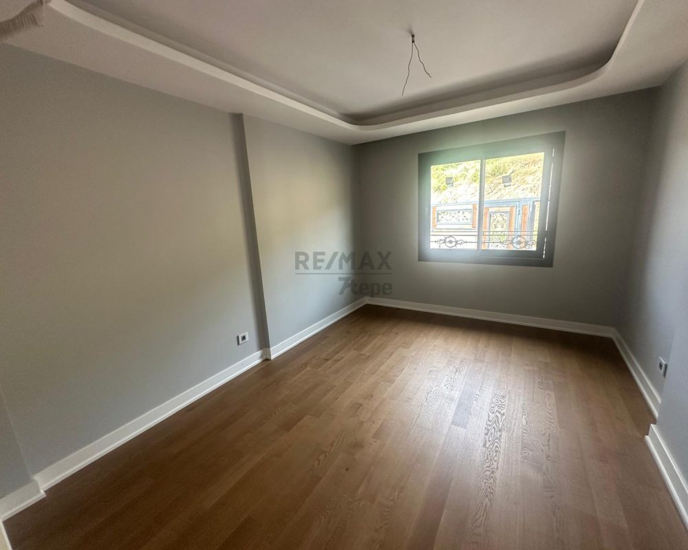 ÇETIN EMEÇ'TE SATILIK 5+2 IKIZ VILLA.