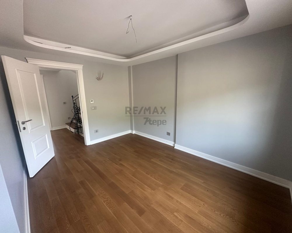 ÇETIN EMEÇ'TE SATILIK 5+2 IKIZ VILLA.