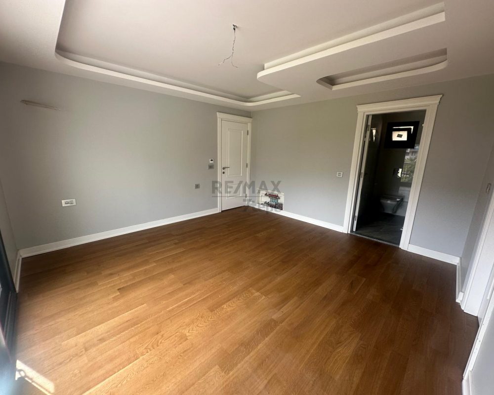 ÇETIN EMEÇ'TE SATILIK 5+2 IKIZ VILLA.