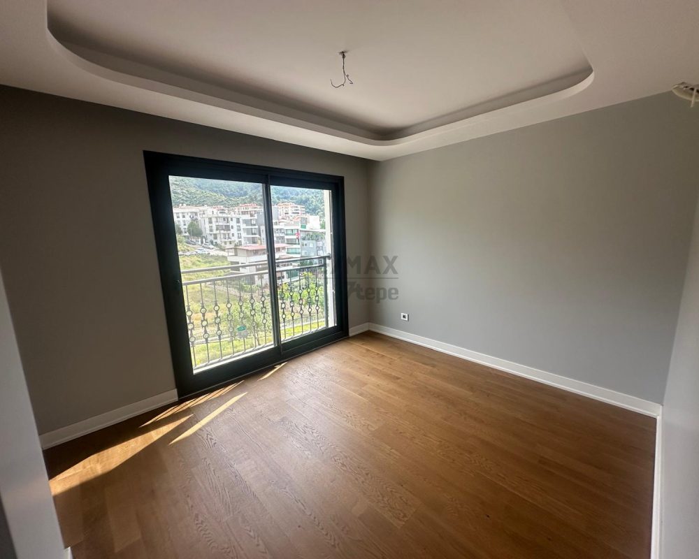ÇETIN EMEÇ'TE SATILIK 5+2 IKIZ VILLA.