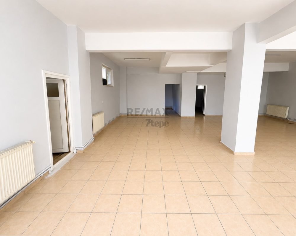 ORTAÇEŞME’DE KİRALIK 150 m² DÜKKAN | GENİŞ KULLANIM ALANI | MASRAFSIZ | ÇAYIR’A YAKIN