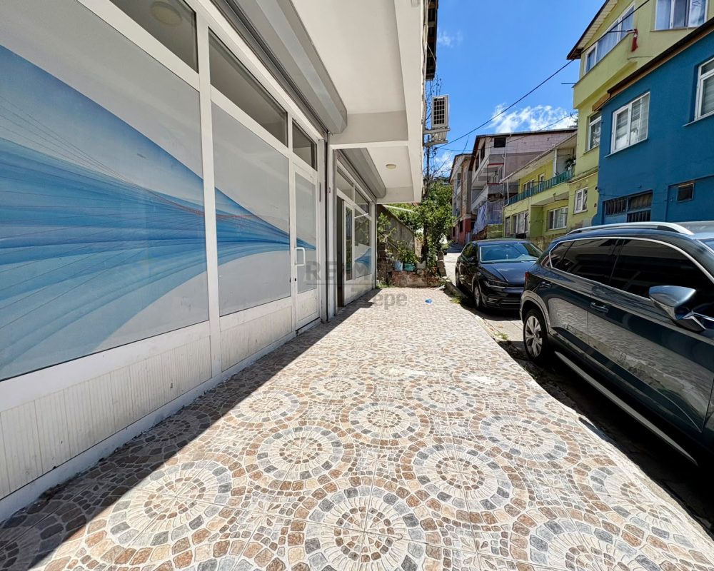 ORTAÇEŞME’DE KİRALIK 150 m² DÜKKAN | GENİŞ KULLANIM ALANI | MASRAFSIZ | ÇAYIR’A YAKIN