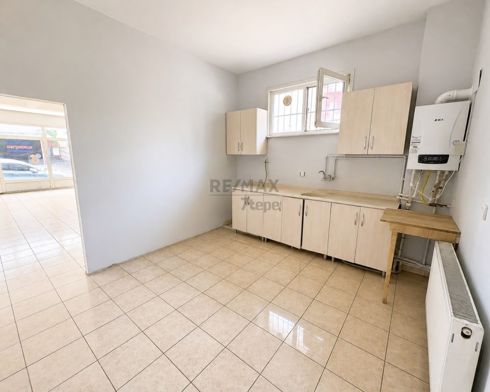 ORTAÇEŞME’DE KİRALIK 150 m² DÜKKAN | GENİŞ KULLANIM ALANI | MASRAFSIZ | ÇAYIR’A YAKIN