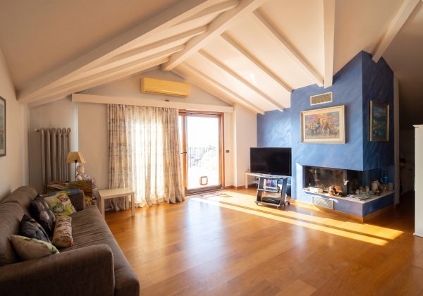Kapanmaz Panoramik Manzaralı Tepe Konumda 1.000 m² Lüks Villa küçük görsel