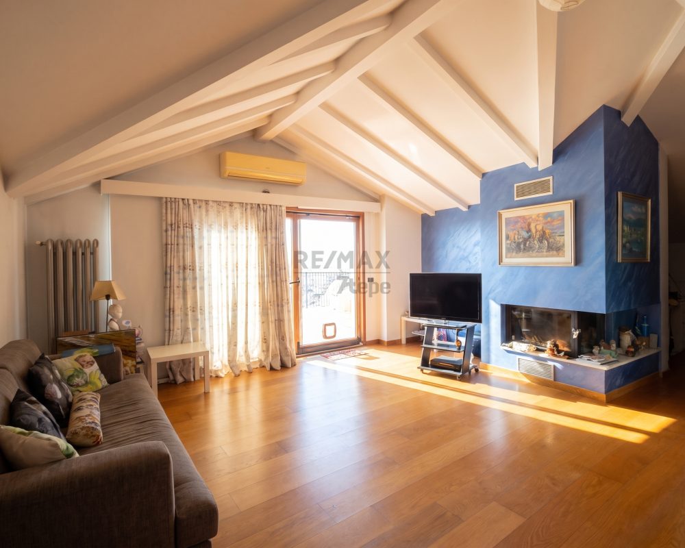 Kapanmaz Panoramik Manzaralı Tepe Konumda 1.000 m² Lüks Villa