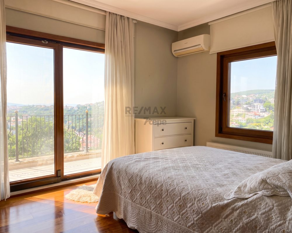 Kapanmaz Panoramik Manzaralı Tepe Konumda 1.000 m² Lüks Villa
