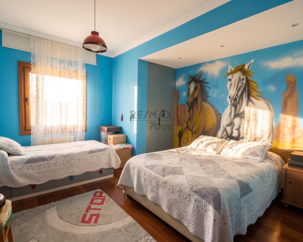 Kapanmaz Panoramik Manzaralı Tepe Konumda 1.000 m² Lüks Villa