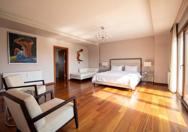 Kapanmaz Panoramik Manzaralı Tepe Konumda 1.000 m² Lüks Villa küçük görsel