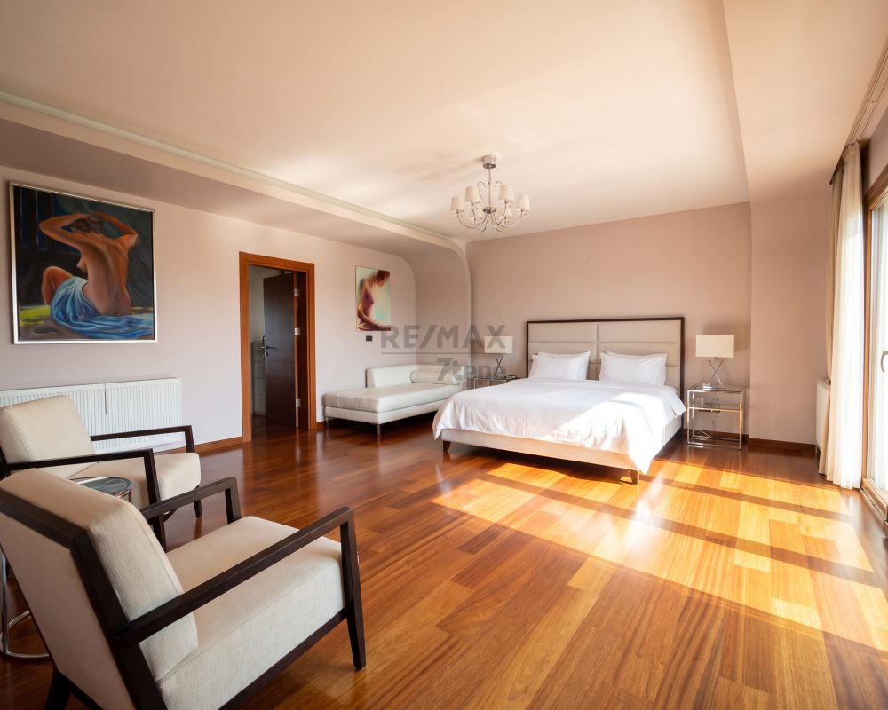 Kapanmaz Panoramik Manzaralı Tepe Konumda 1.000 m² Lüks Villa