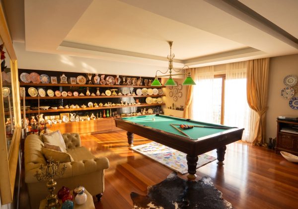 Kapanmaz Panoramik Manzaralı Tepe Konumda 1.000 m² Lüks Villa