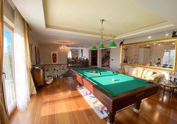 Kapanmaz Panoramik Manzaralı Tepe Konumda 1.000 m² Lüks Villa küçük görsel