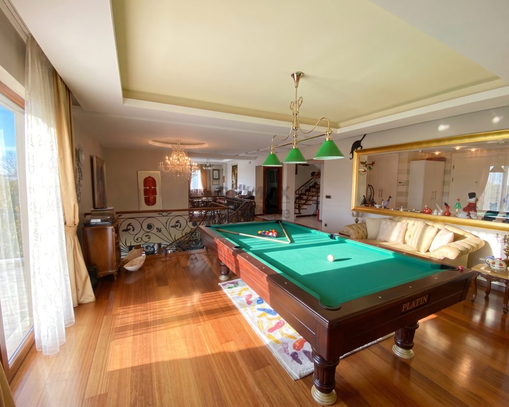 Kapanmaz Panoramik Manzaralı Tepe Konumda 1.000 m² Lüks Villa