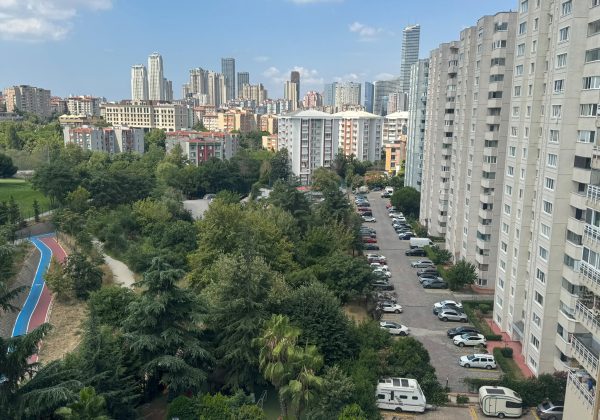ATAŞEHIR UĞURKENT SITESI’NDE GOLF MANZARALI, TADILATLI ARA KAT 3+1