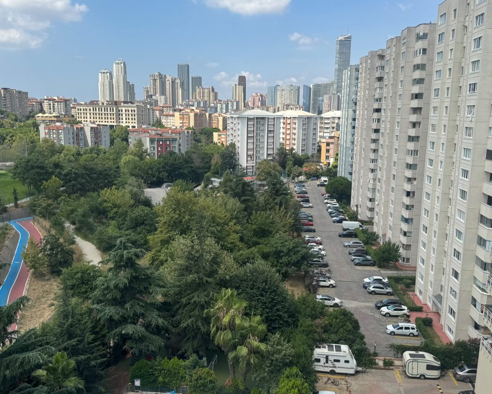 ATAŞEHIR UĞURKENT SITESI’NDE GOLF MANZARALI, TADILATLI ARA KAT 3+1