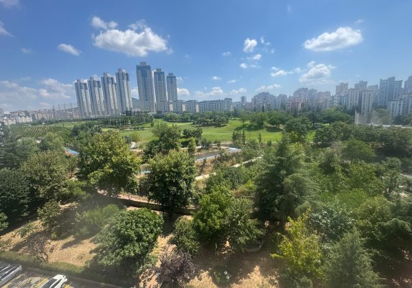 ATAŞEHIR UĞURKENT SITESI’NDE GOLF MANZARALI, TADILATLI ARA KAT 3+1 küçük görsel