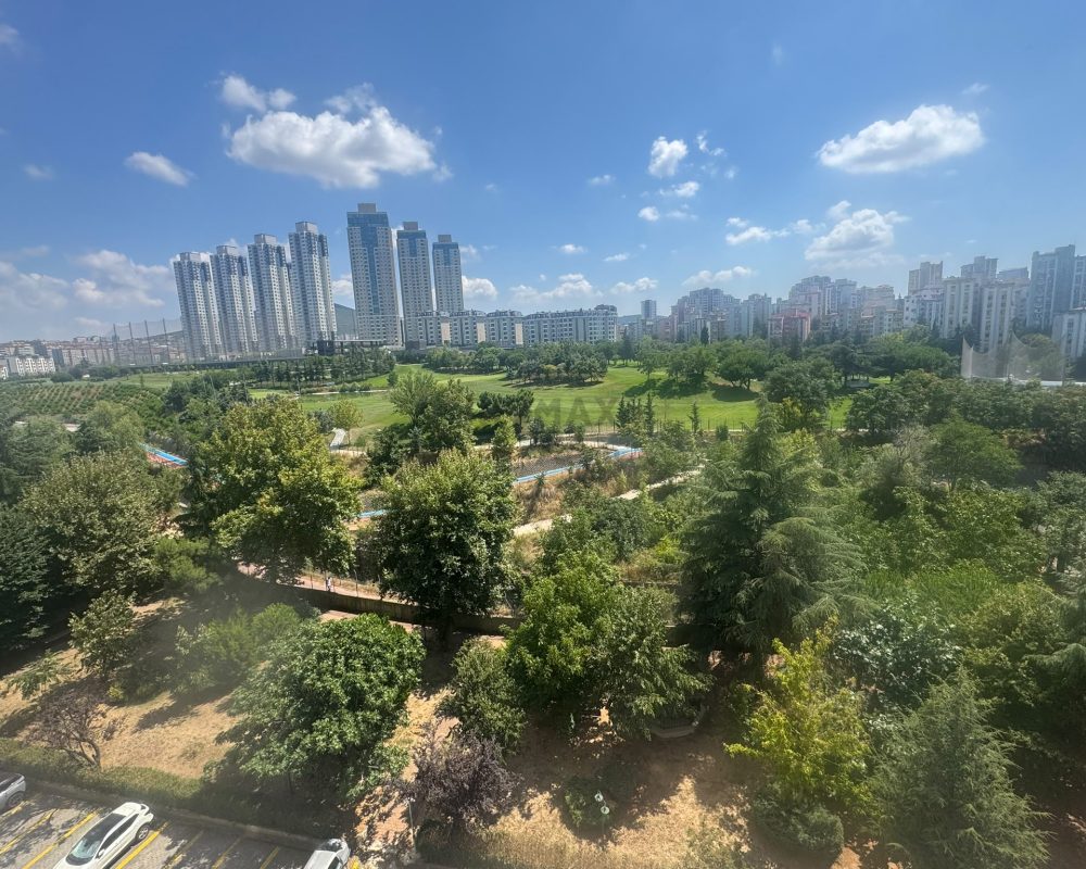 ATAŞEHIR UĞURKENT SITESI’NDE GOLF MANZARALI, TADILATLI ARA KAT 3+1