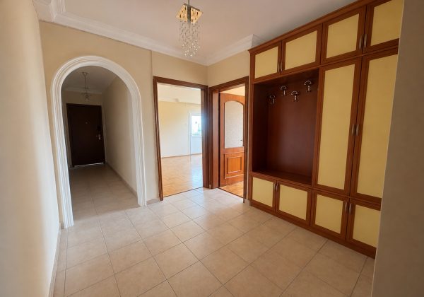ATAŞEHIR UĞURKENT SITESI’NDE GOLF MANZARALI, TADILATLI ARA KAT 3+1 küçük görsel