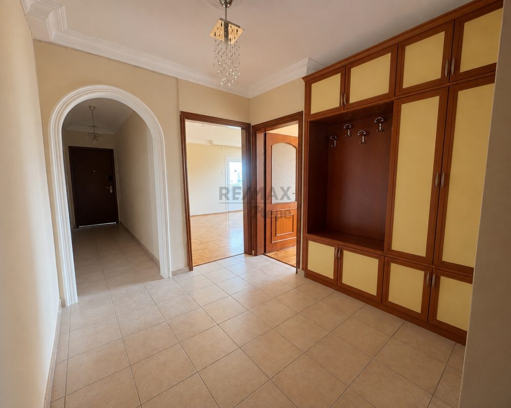 ATAŞEHIR UĞURKENT SITESI’NDE GOLF MANZARALI, TADILATLI ARA KAT 3+1