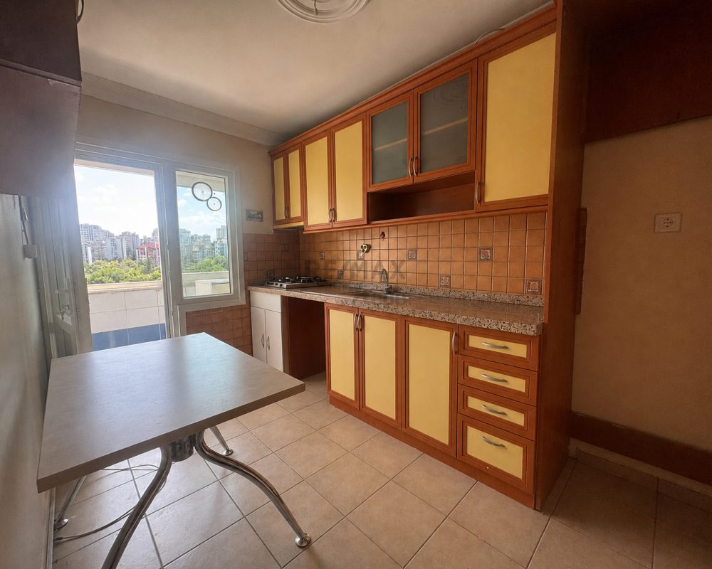 ATAŞEHIR UĞURKENT SITESI’NDE GOLF MANZARALI, TADILATLI ARA KAT 3+1
