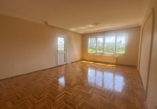 ATAŞEHIR UĞURKENT SITESI’NDE GOLF MANZARALI, TADILATLI ARA KAT 3+1 küçük görsel
