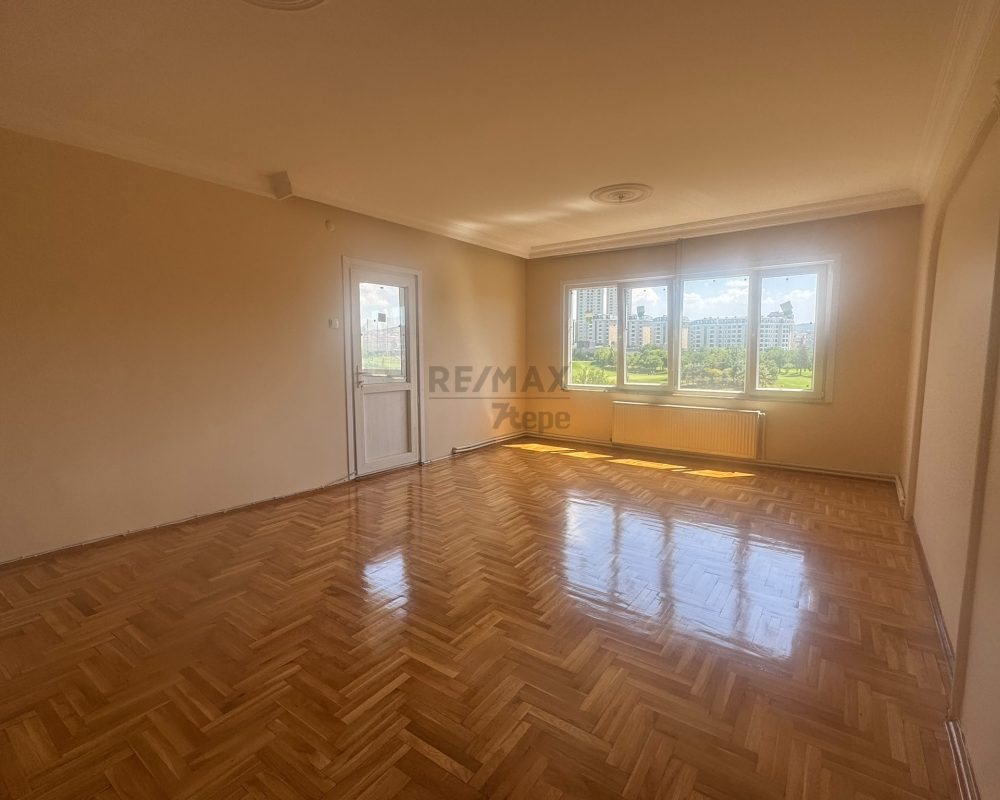 ATAŞEHIR UĞURKENT SITESI’NDE GOLF MANZARALI, TADILATLI ARA KAT 3+1