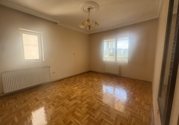 ATAŞEHIR UĞURKENT SITESI’NDE GOLF MANZARALI, TADILATLI ARA KAT 3+1 küçük görsel