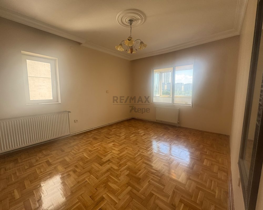 ATAŞEHIR UĞURKENT SITESI’NDE GOLF MANZARALI, TADILATLI ARA KAT 3+1