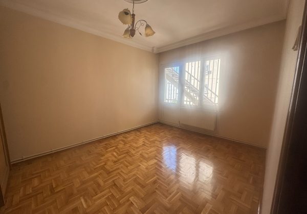 ATAŞEHIR UĞURKENT SITESI’NDE GOLF MANZARALI, TADILATLI ARA KAT 3+1 küçük görsel