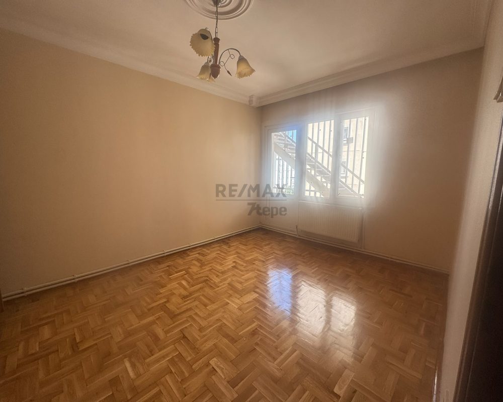 ATAŞEHIR UĞURKENT SITESI’NDE GOLF MANZARALI, TADILATLI ARA KAT 3+1