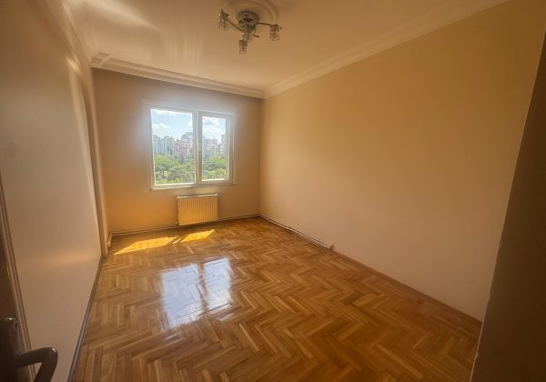 ATAŞEHIR UĞURKENT SITESI’NDE GOLF MANZARALI, TADILATLI ARA KAT 3+1 küçük görsel