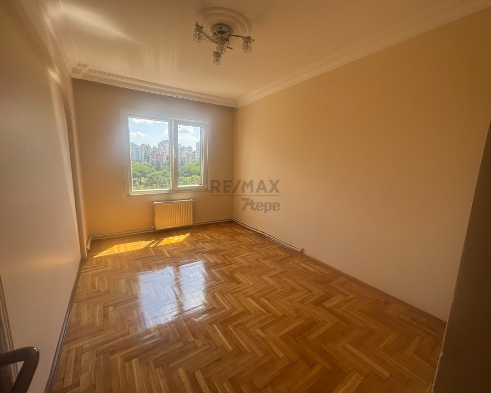 ATAŞEHIR UĞURKENT SITESI’NDE GOLF MANZARALI, TADILATLI ARA KAT 3+1